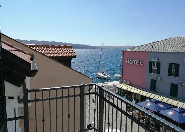 Apartments Ana Karlobag
