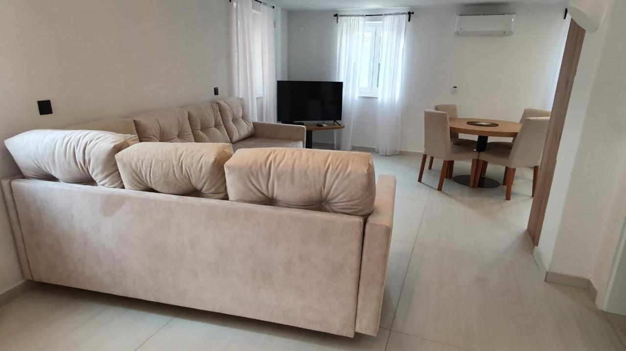 Apartment Ana Karlobag